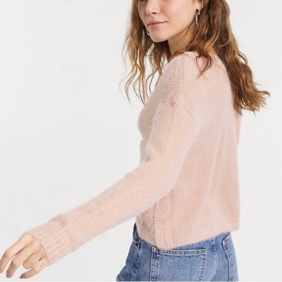 HOLLISTER: COZY REVERSIBLE TWISTED CROPPED SWEATER - Picture 2 of 9